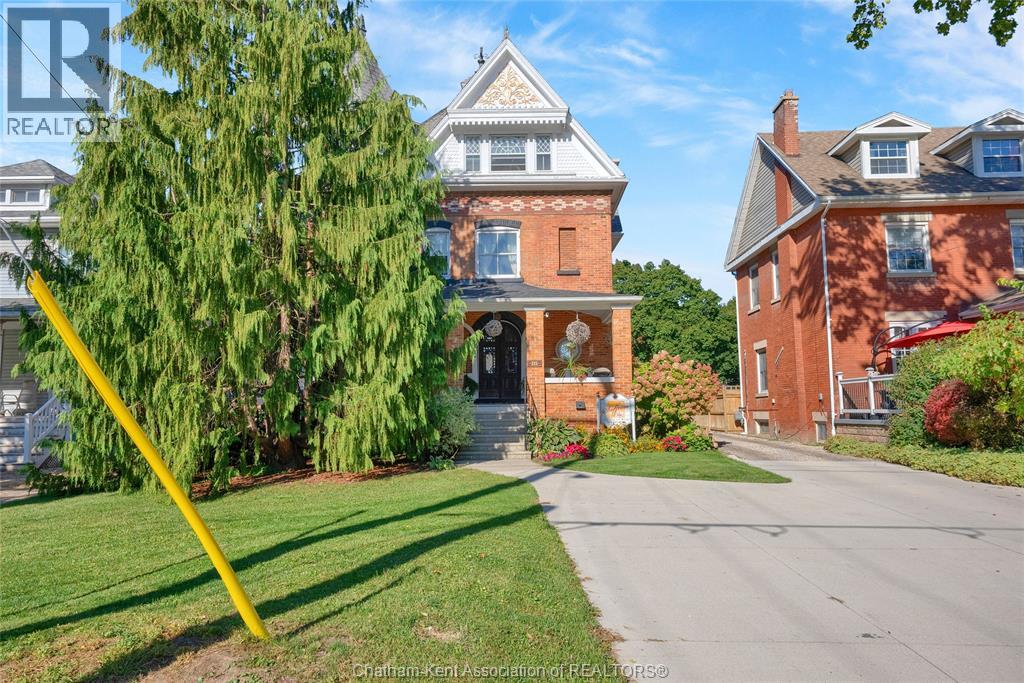 325 Wellington STREET West