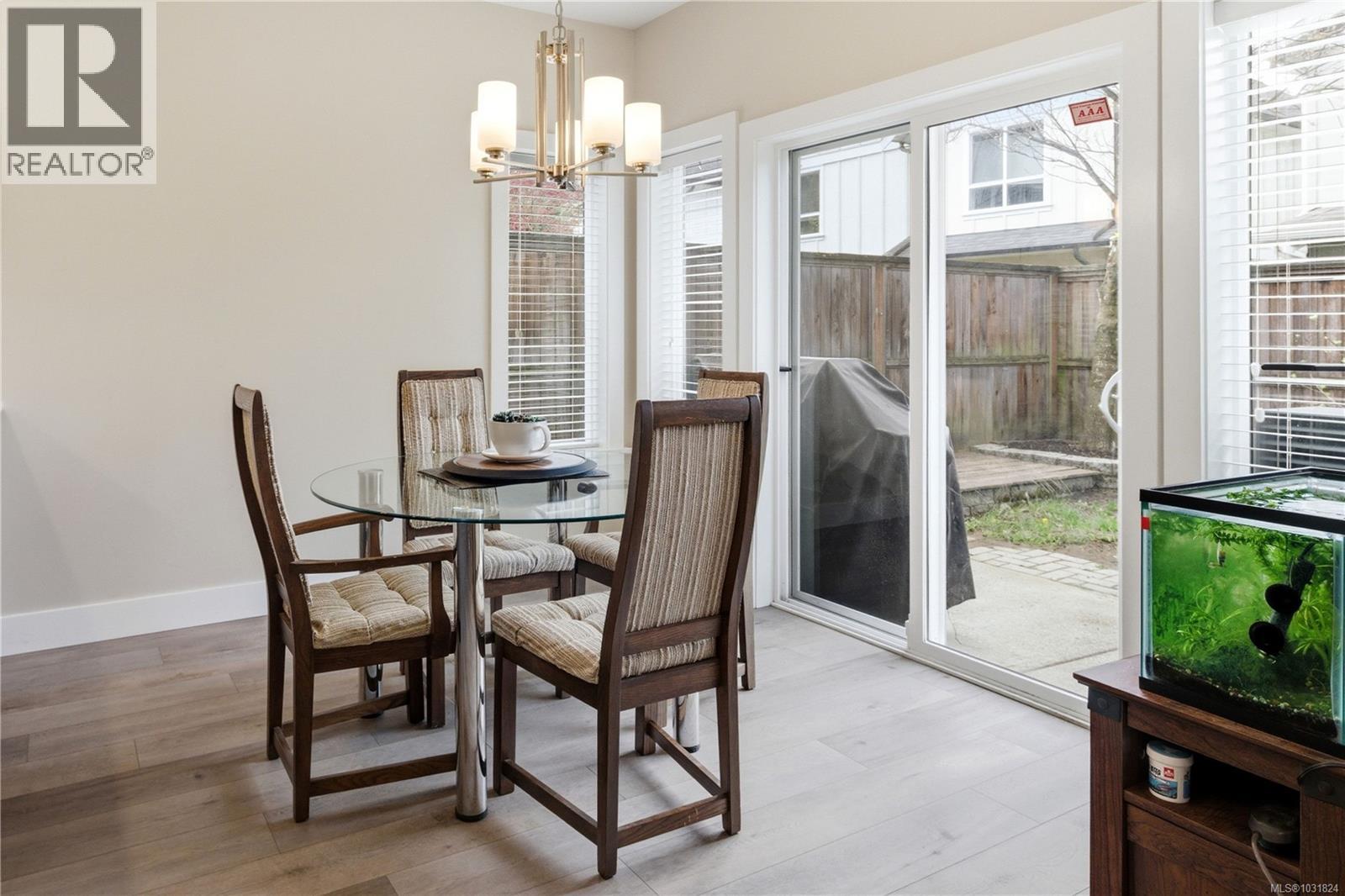 6886 Saanich Cross Rd