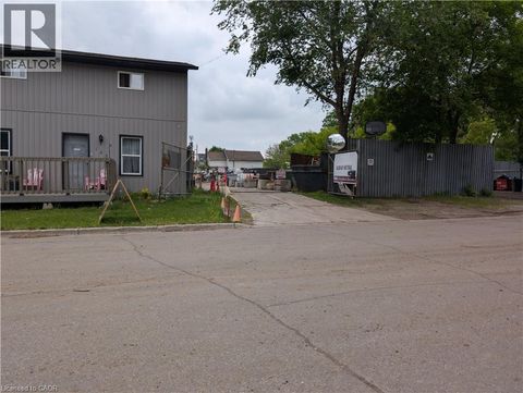 142 CHARLOTTE Street Brantford ON N3T2X8