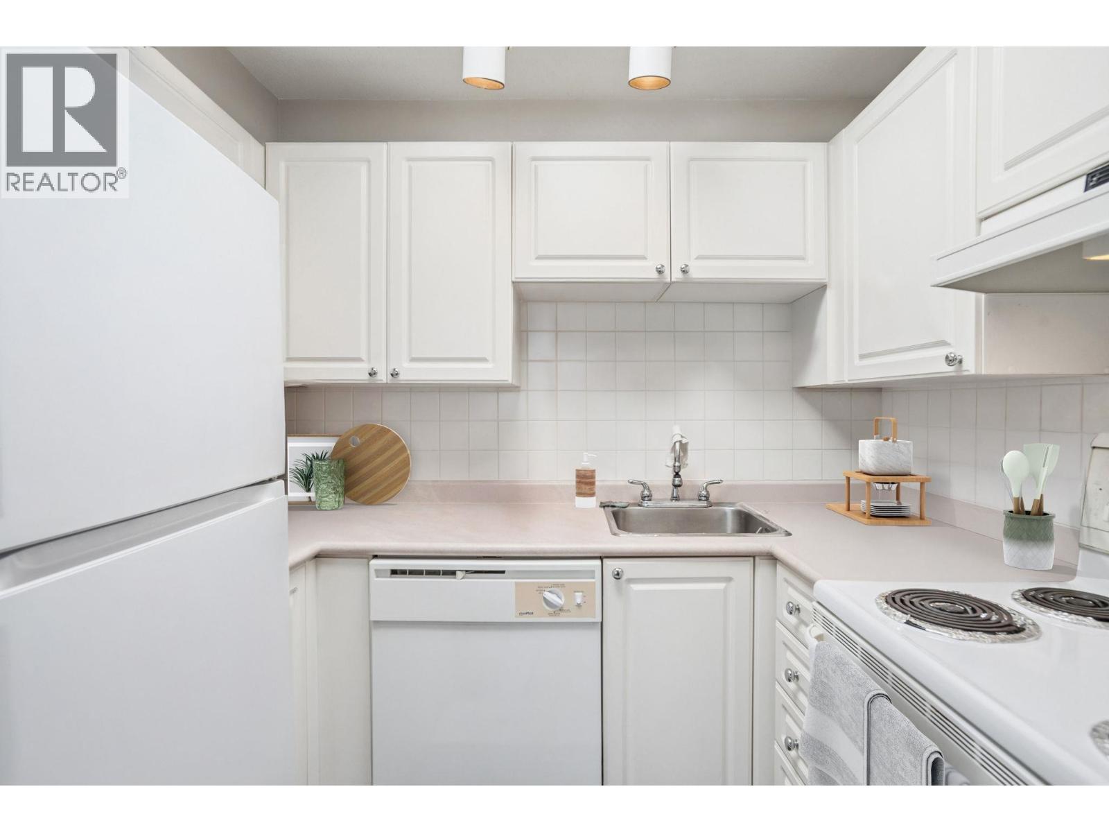 PH3 4113 FRASER STREET