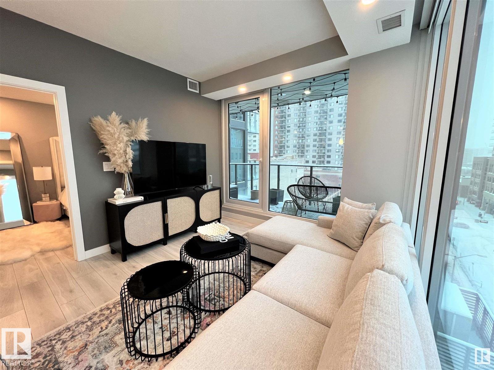 #702 10180 103 ST NW