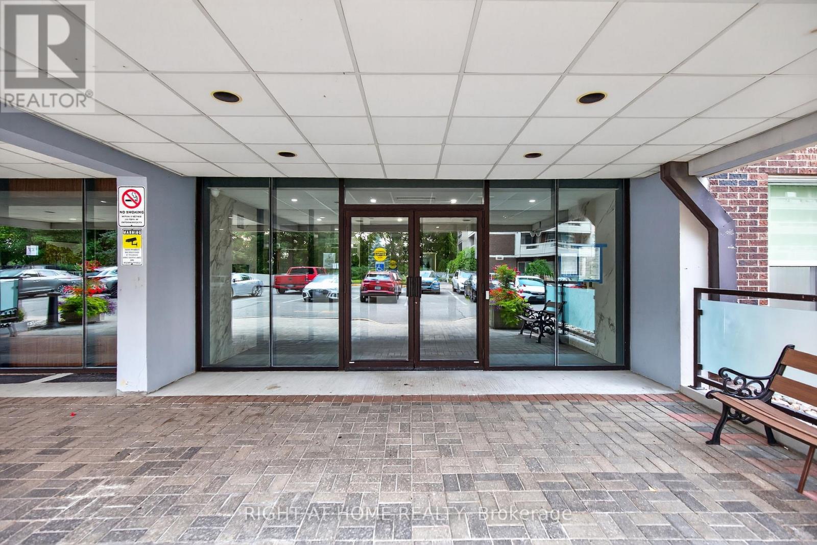 211 - 60 INVERLOCHY BOULEVARD