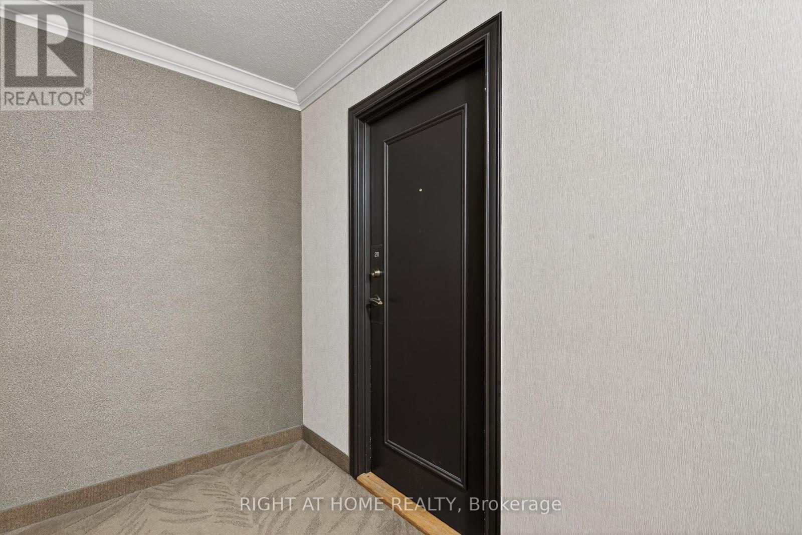 211 - 60 INVERLOCHY BOULEVARD