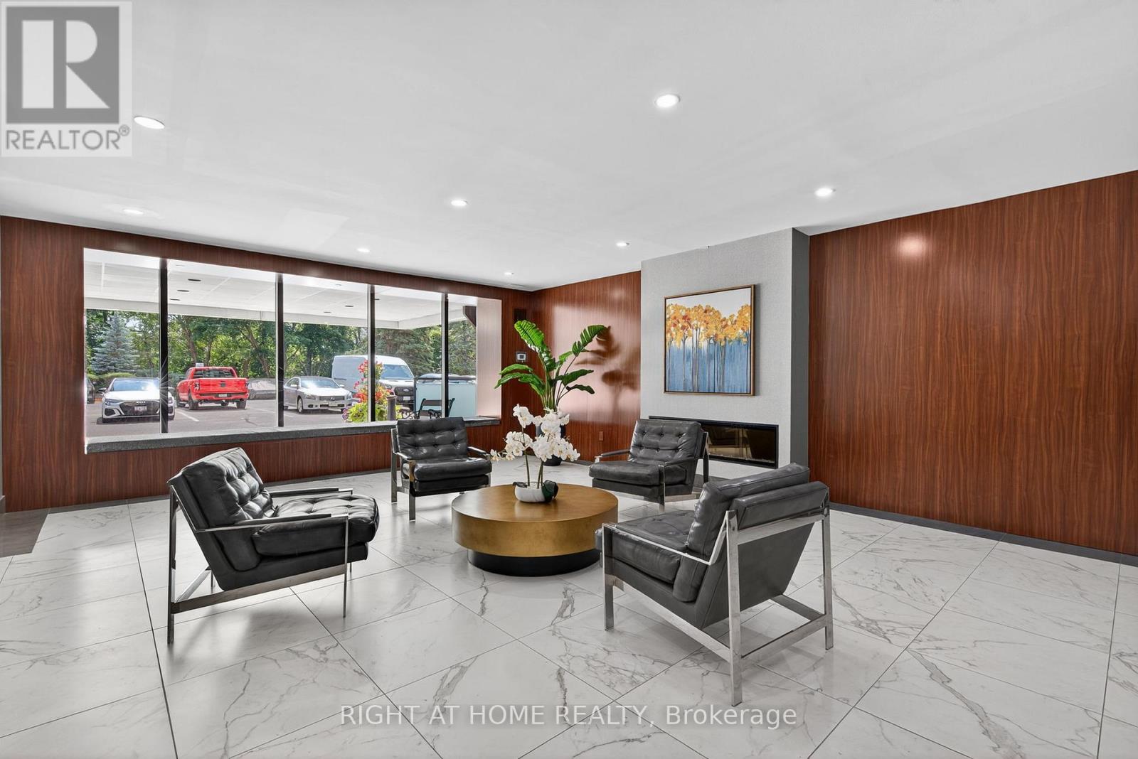 211 - 60 INVERLOCHY BOULEVARD