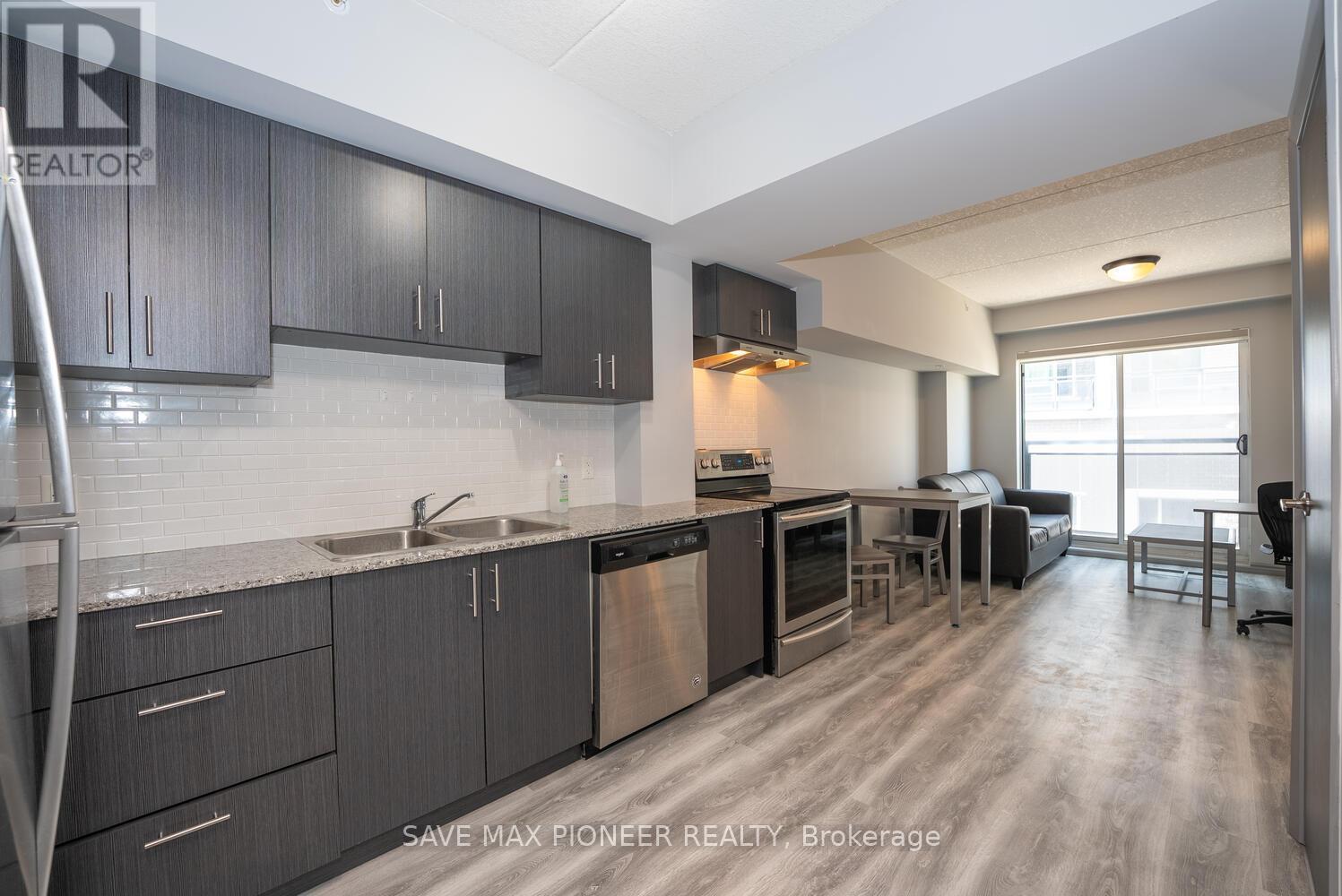G215 - 275 LARCH STREET
