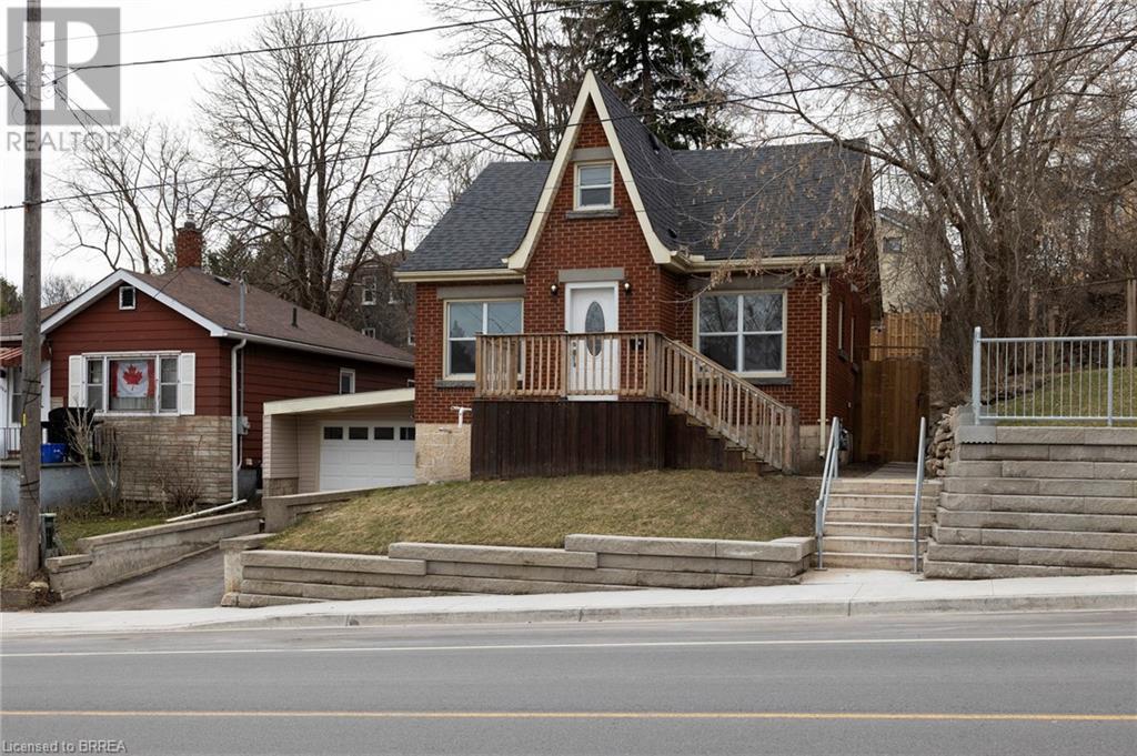 32 DUNDAS Street E
