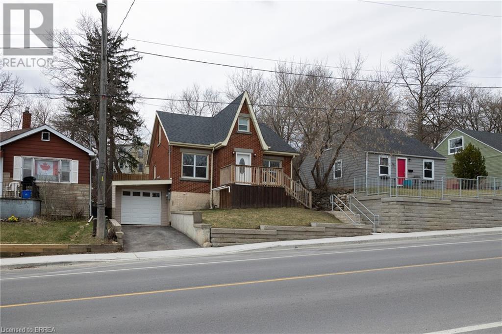 32 DUNDAS Street E