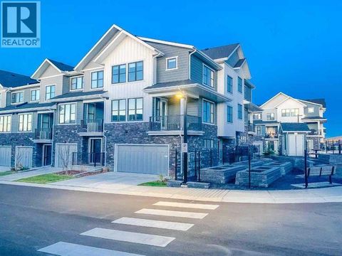 917 Crestridge Common SW Calgary AB T3B6L6