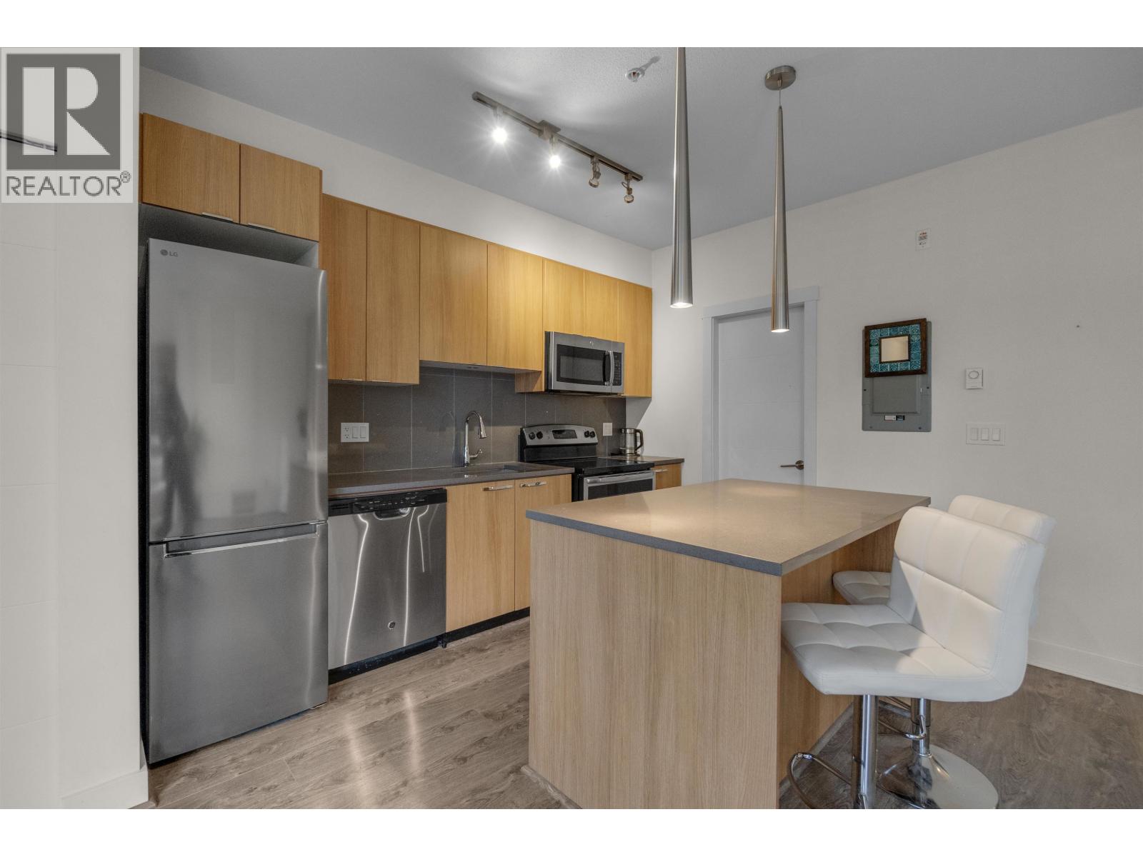 103 735 W 15TH STREET