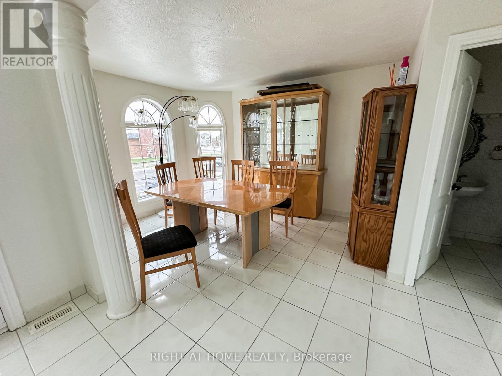 425 KINGSDALE AVENUE