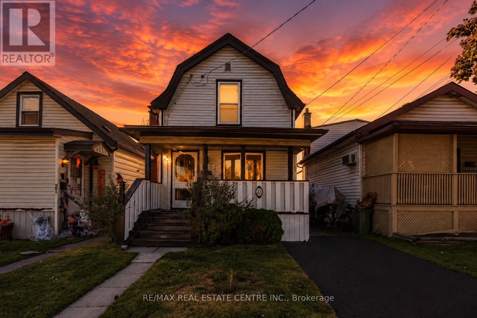 Photo 1 of 44 — 23 FREDERICK AVENUE, Hamilton (Crown Point), ON L8H4K1