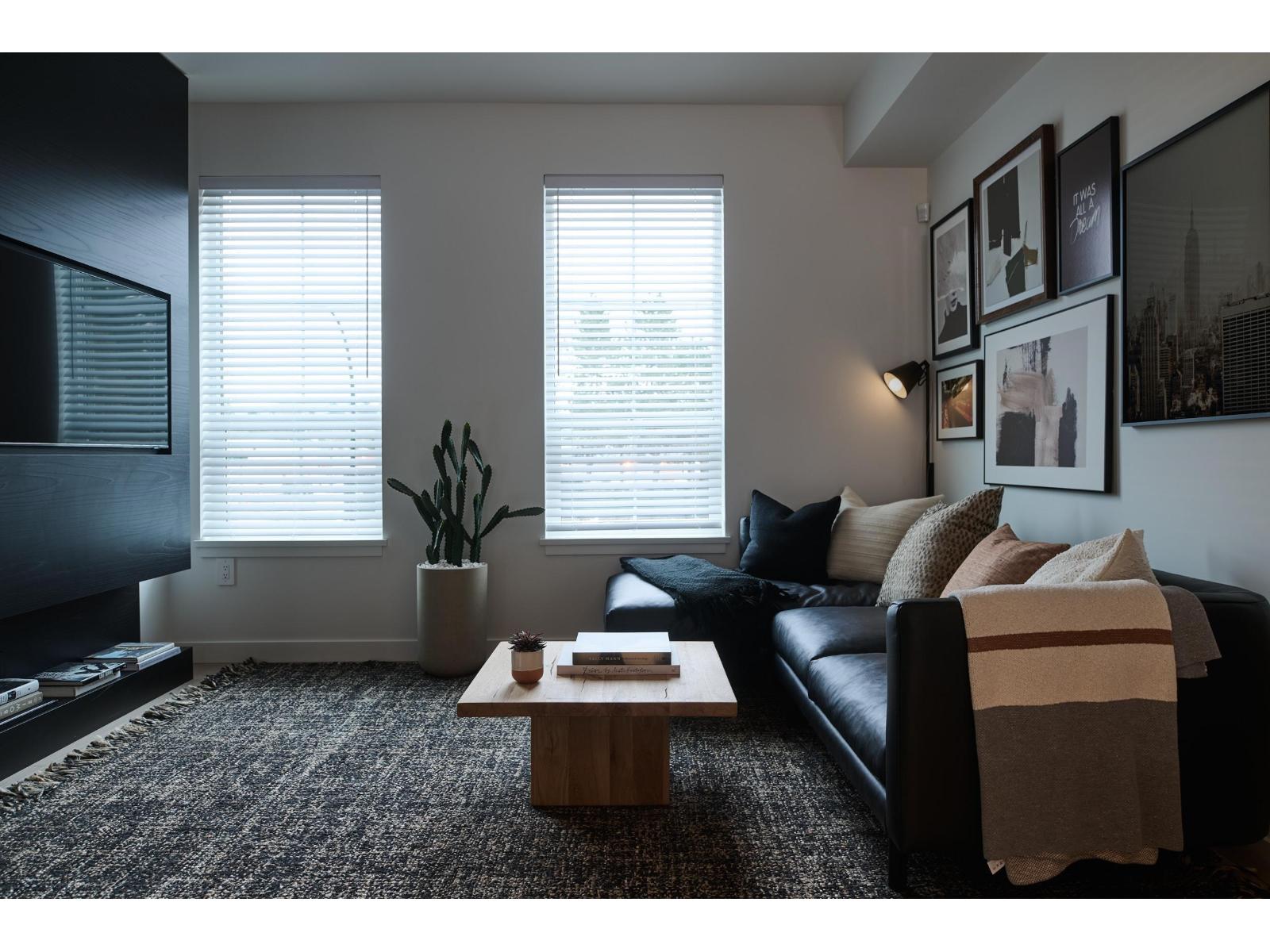 8 2886 MONTROSE AVENUE