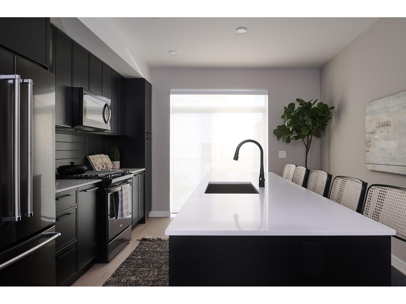 8 2886 MONTROSE AVENUE