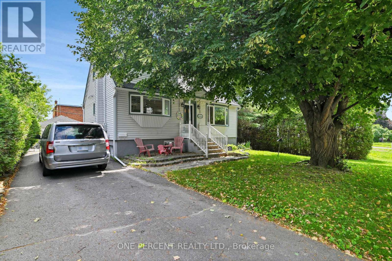 Photo 1 of 34 — 484 MUTUAL STREET, Ottawa, ON K1K1C8