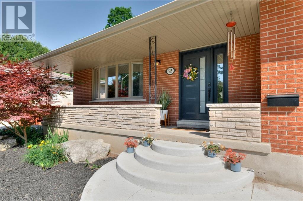 515 TWIN OAKS Crescent