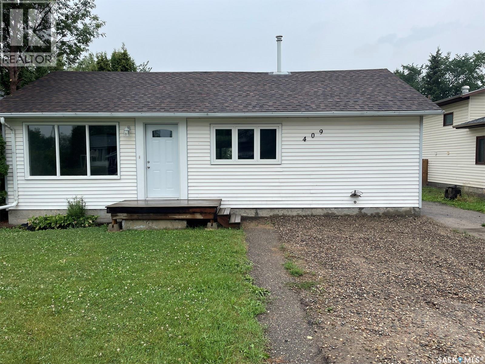 Photo 1 of 19 — 409 4th STREET W, Meadow Lake, SK S9X1Y4