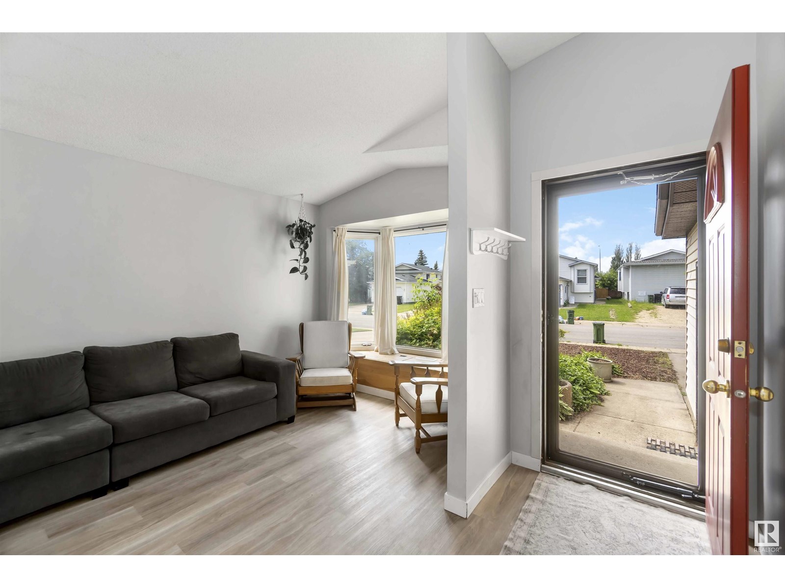 3313 43 ST NW