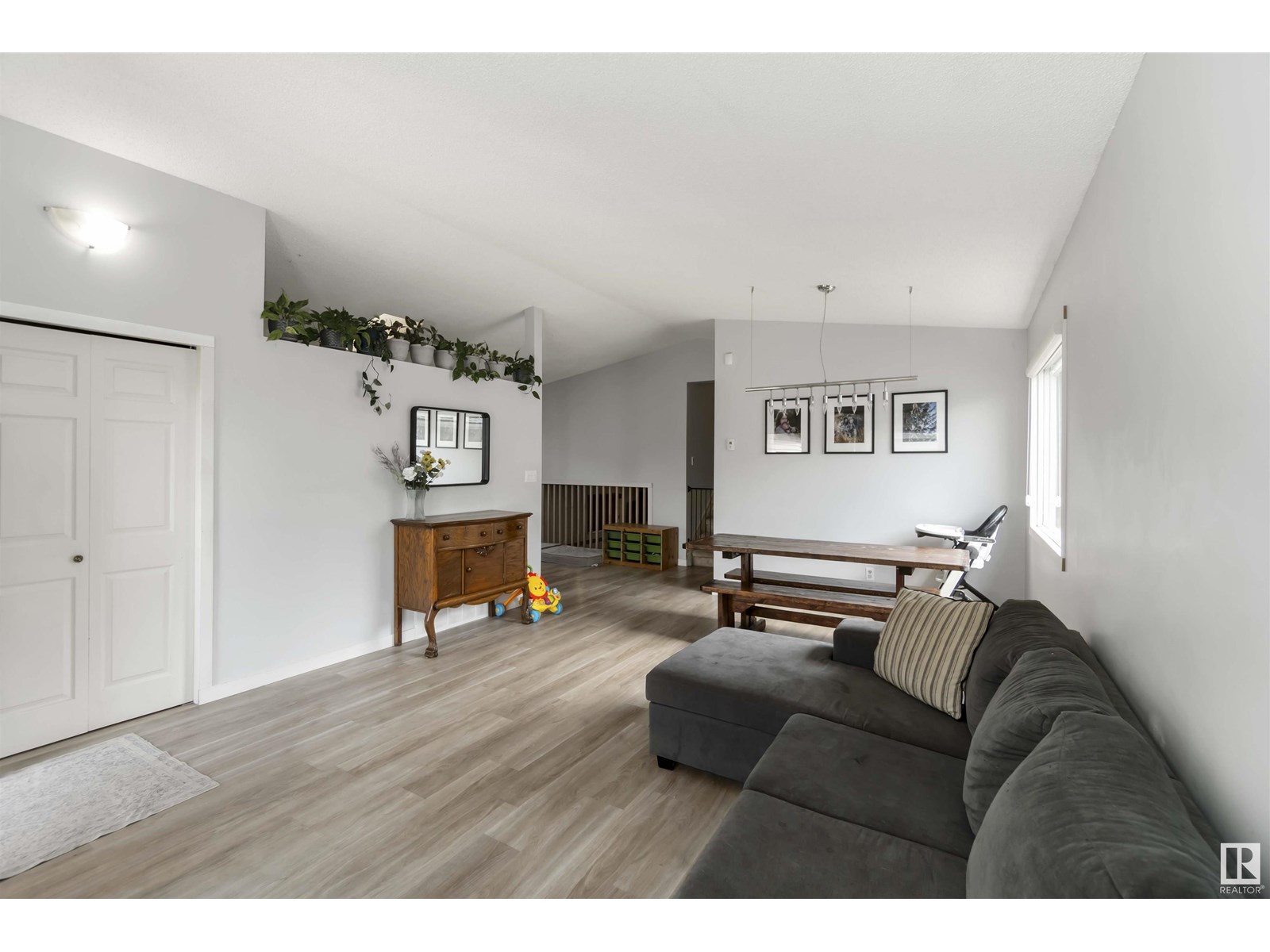 3313 43 ST NW