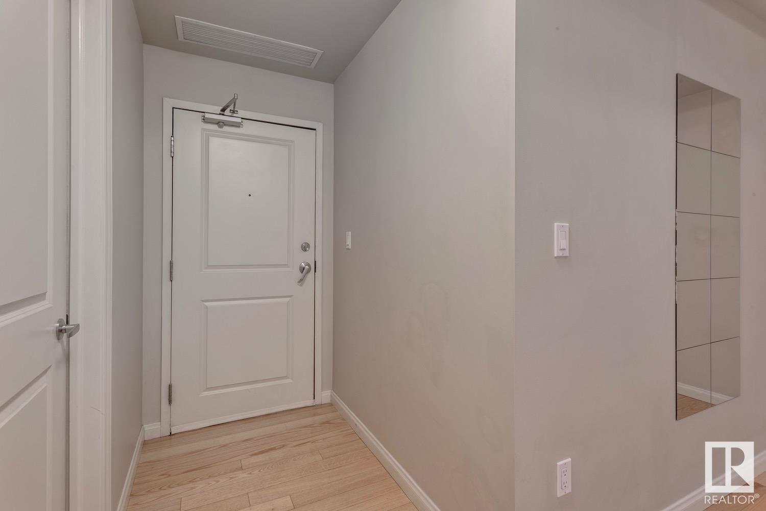 #906 9819 104 ST NW