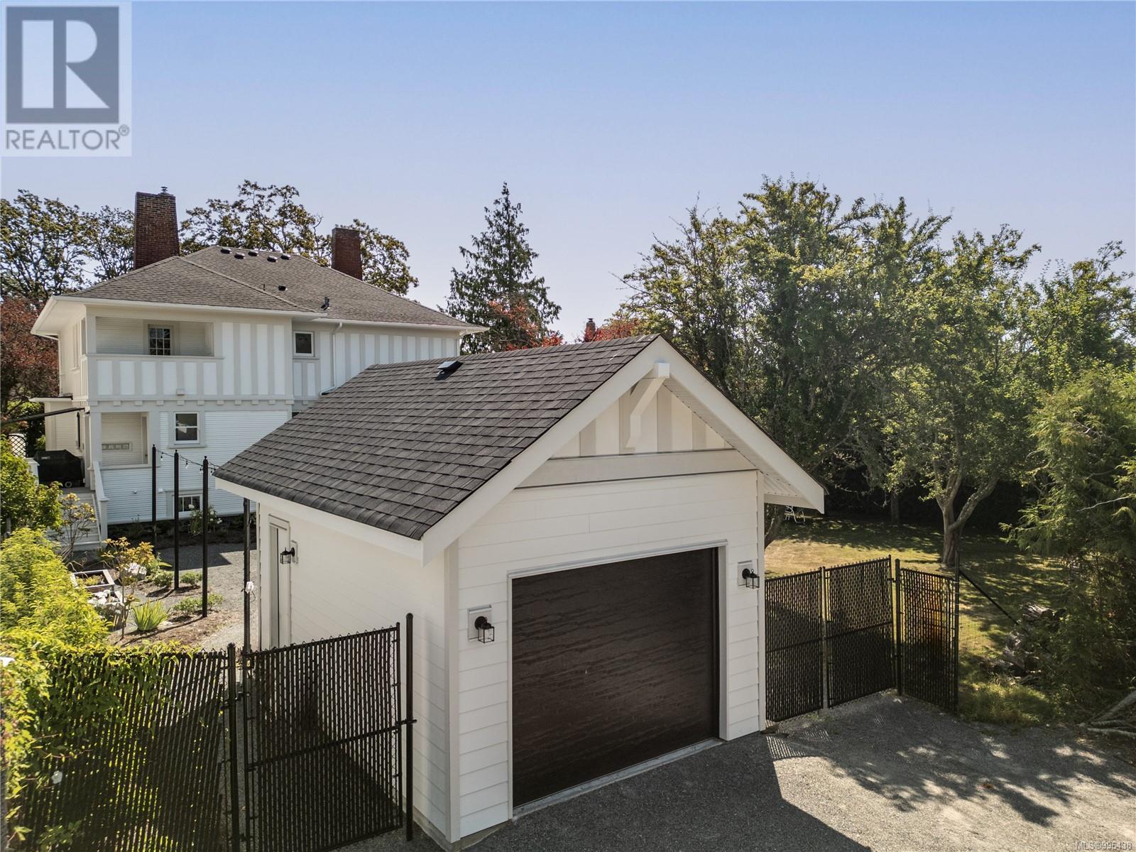 1174 Monterey Ave