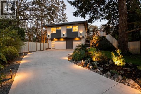 1542 Athlone Dr Saanich BC V8P2T1