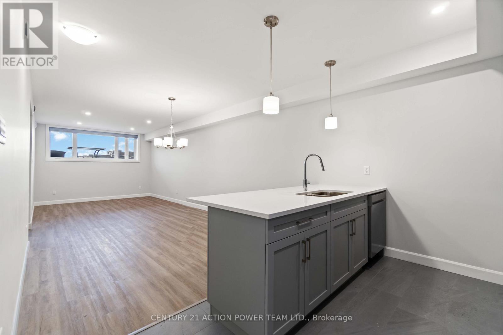 A - 362 HAZEL CRESCENT W