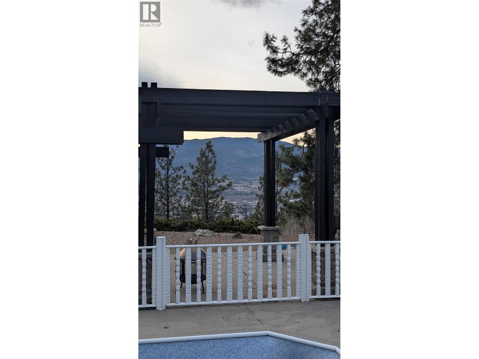 156 EVERGREEN Crescent