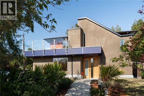 1530 Brooke St Victoria BC V8S1M7