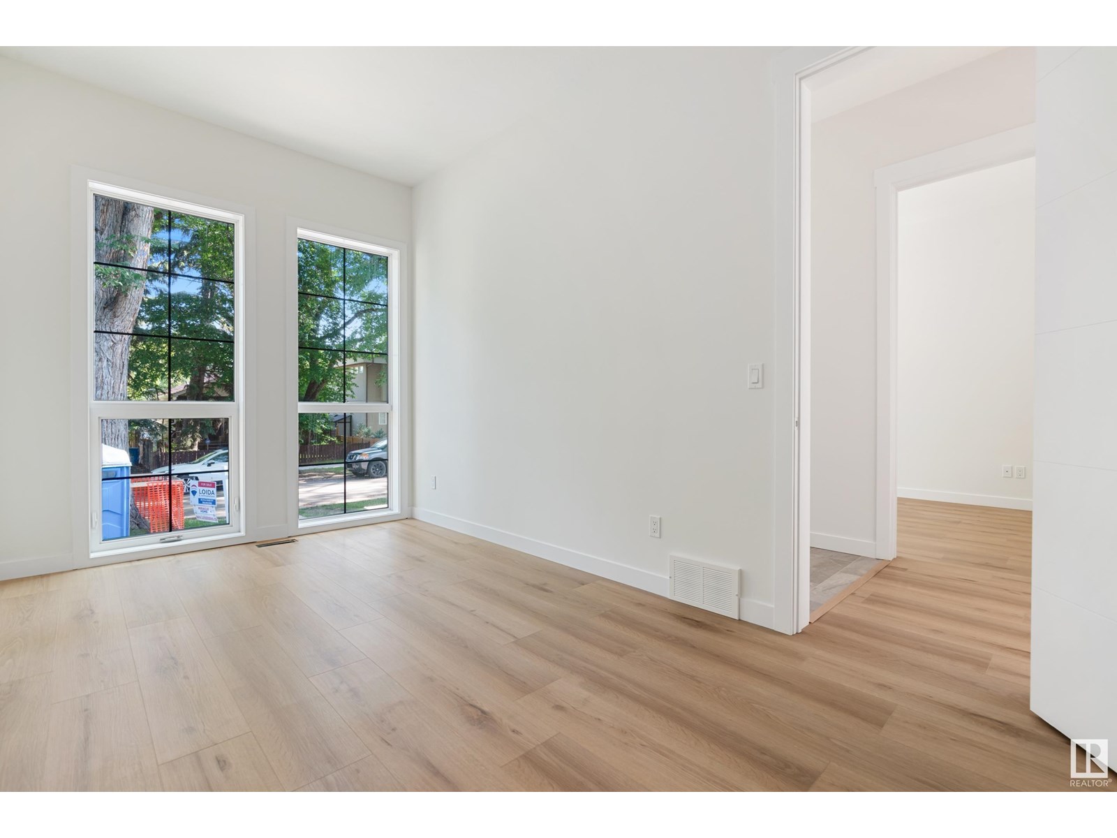 9807 90 AV NW
