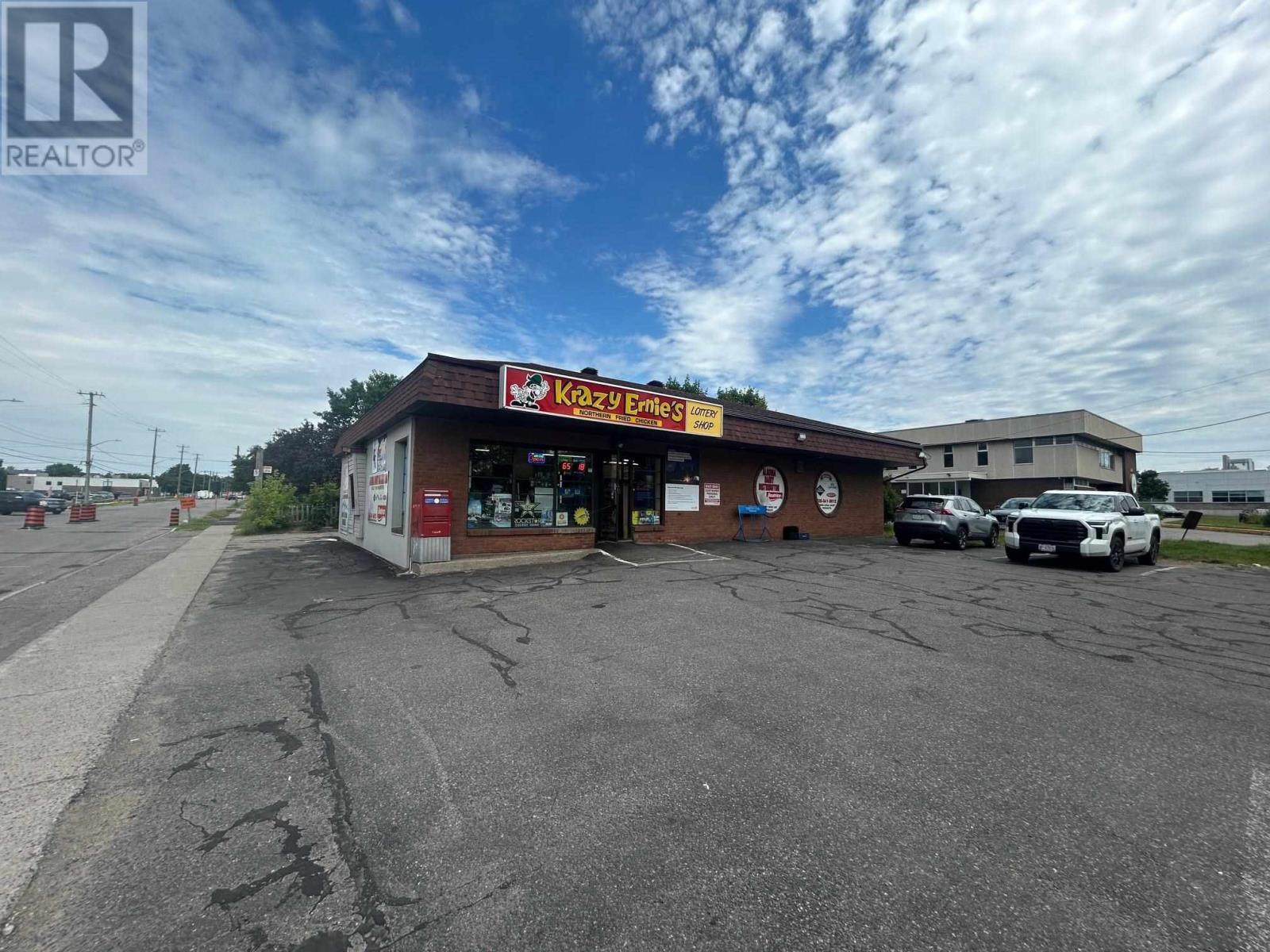 Photo 1 of 10 — 256 McNabb ST, Sault Ste. Marie, ON P6B1Y6