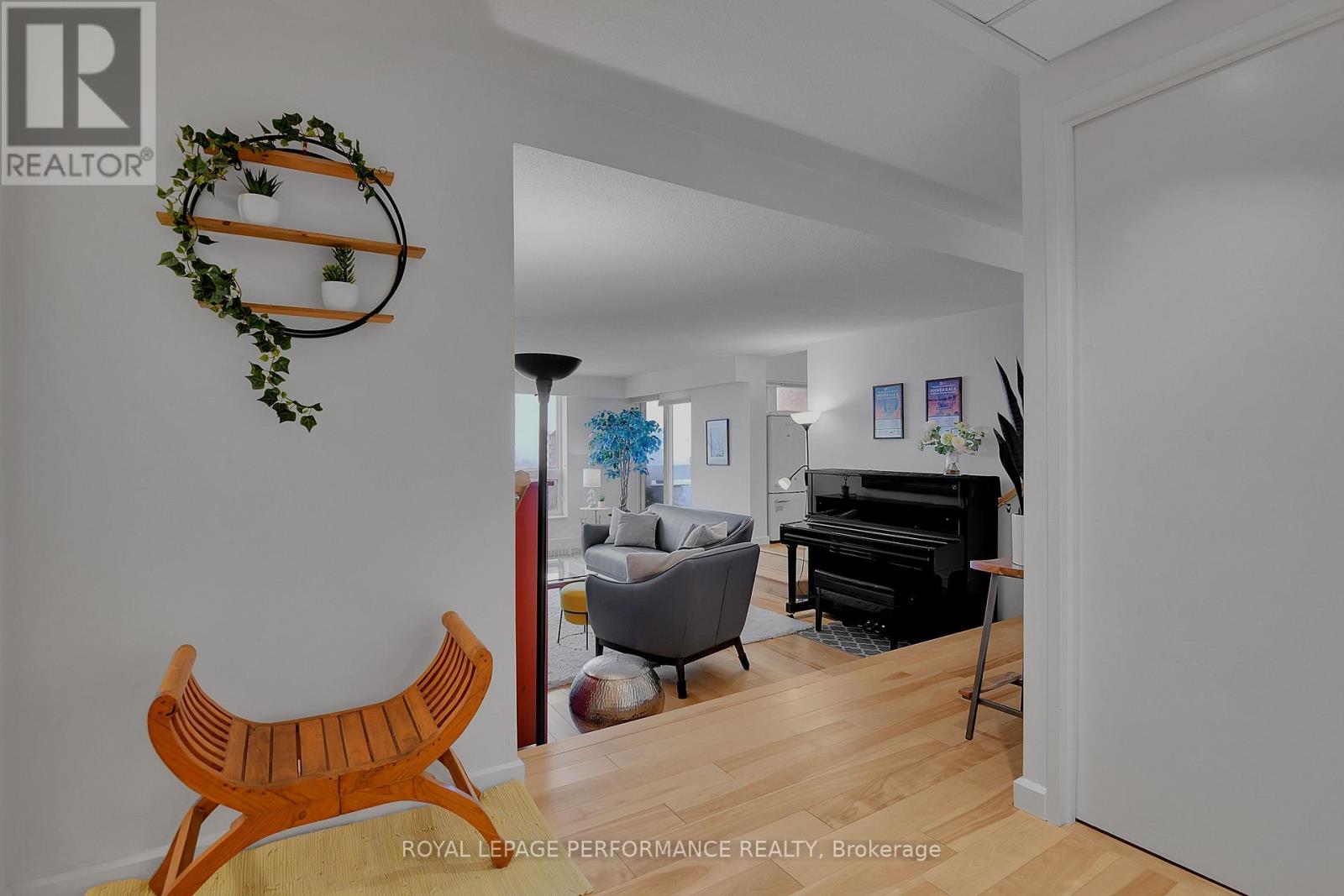 905 - 373 LAURIER AVENUE E