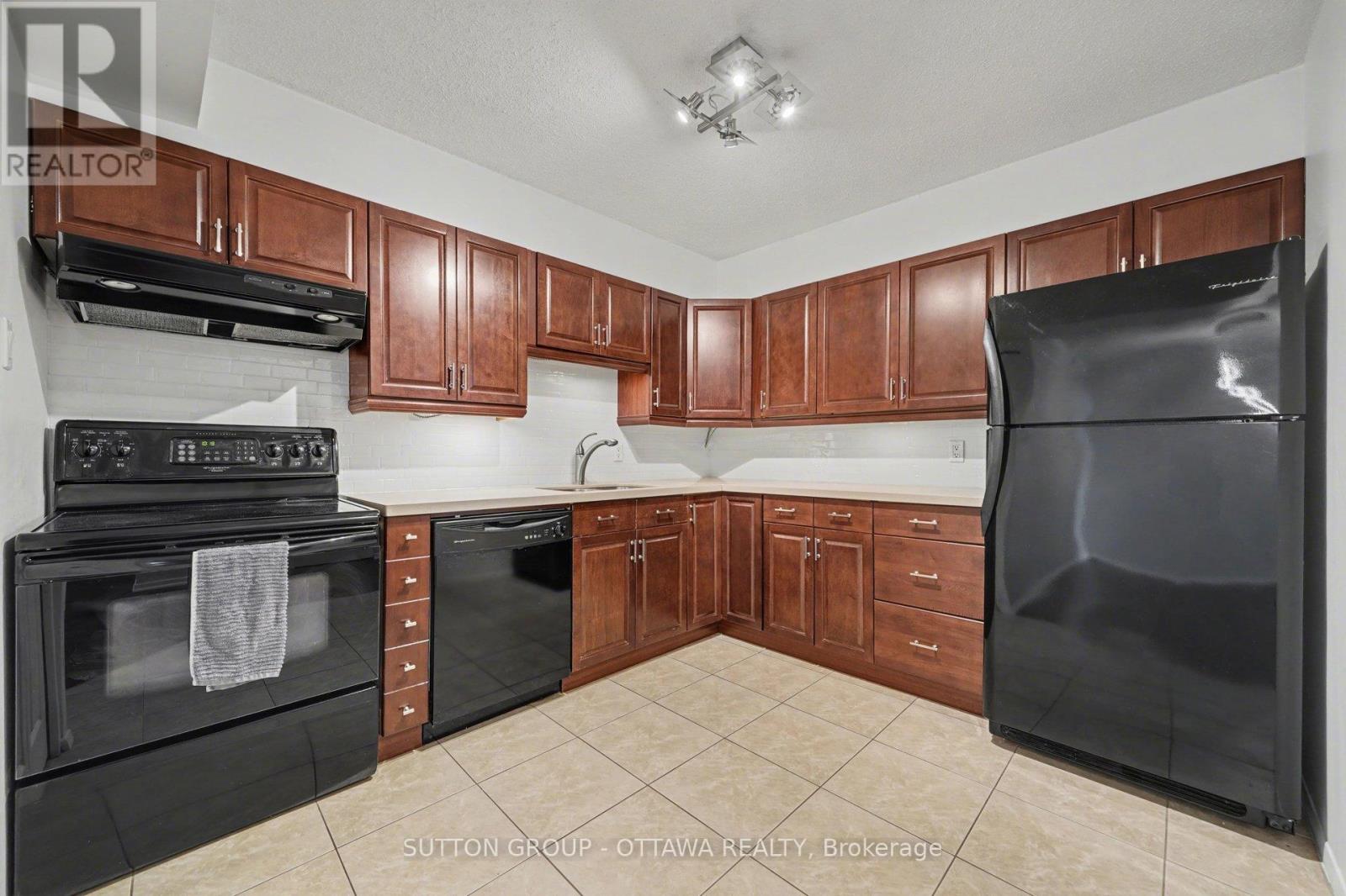 1004 - 200 BAY STREET