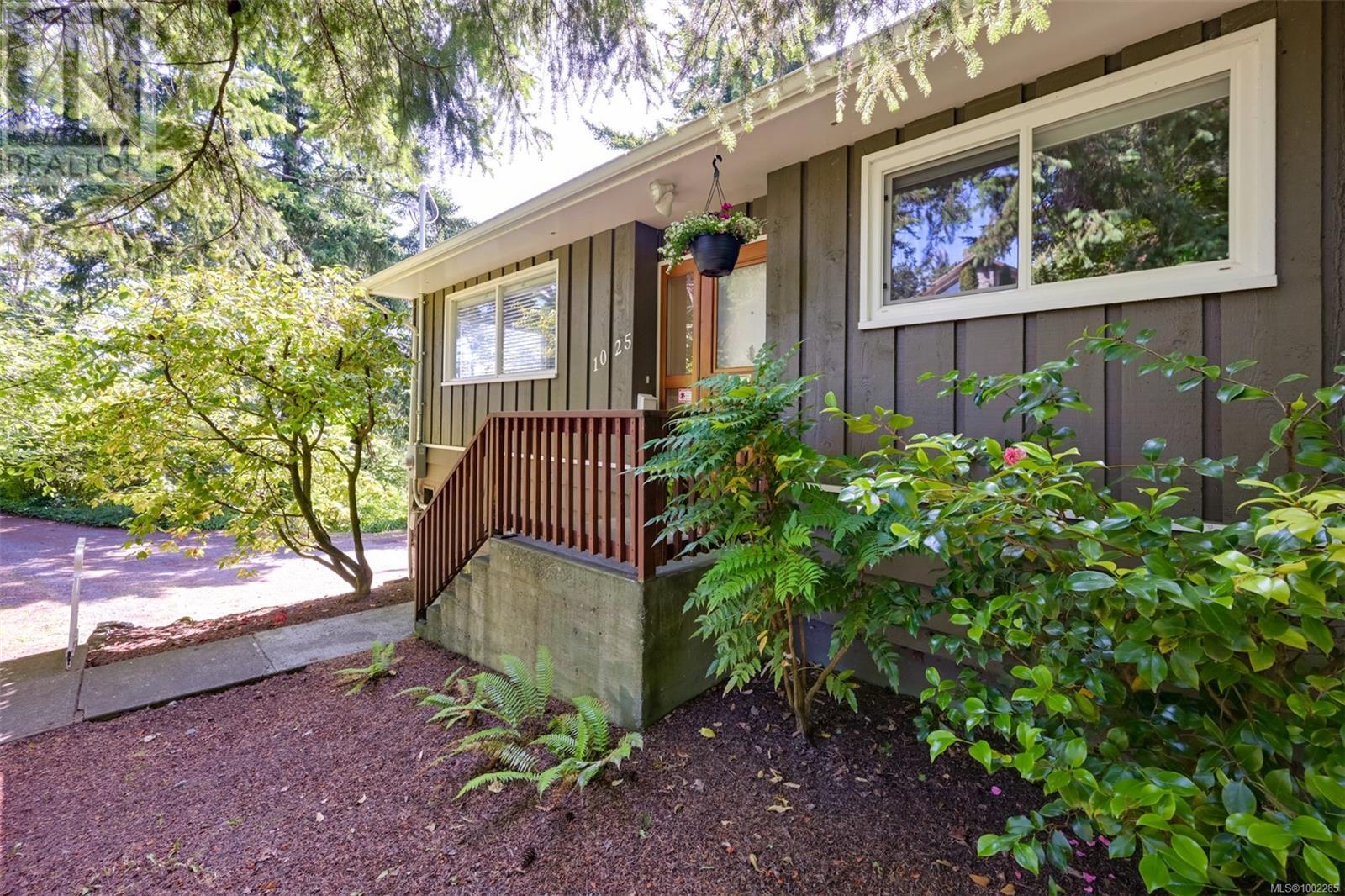 1025 Greenridge Cres