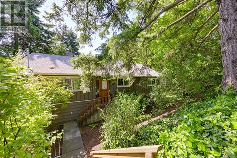 1025 Greenridge Cres Saanich BC V8X3B8