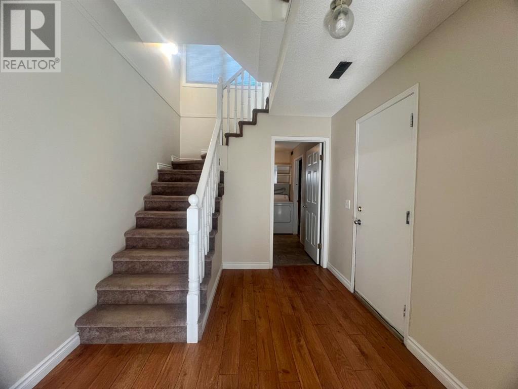 93 Coachway Gardens SW