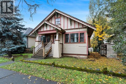 2652 Blackwood St Victoria BC V8T3W3