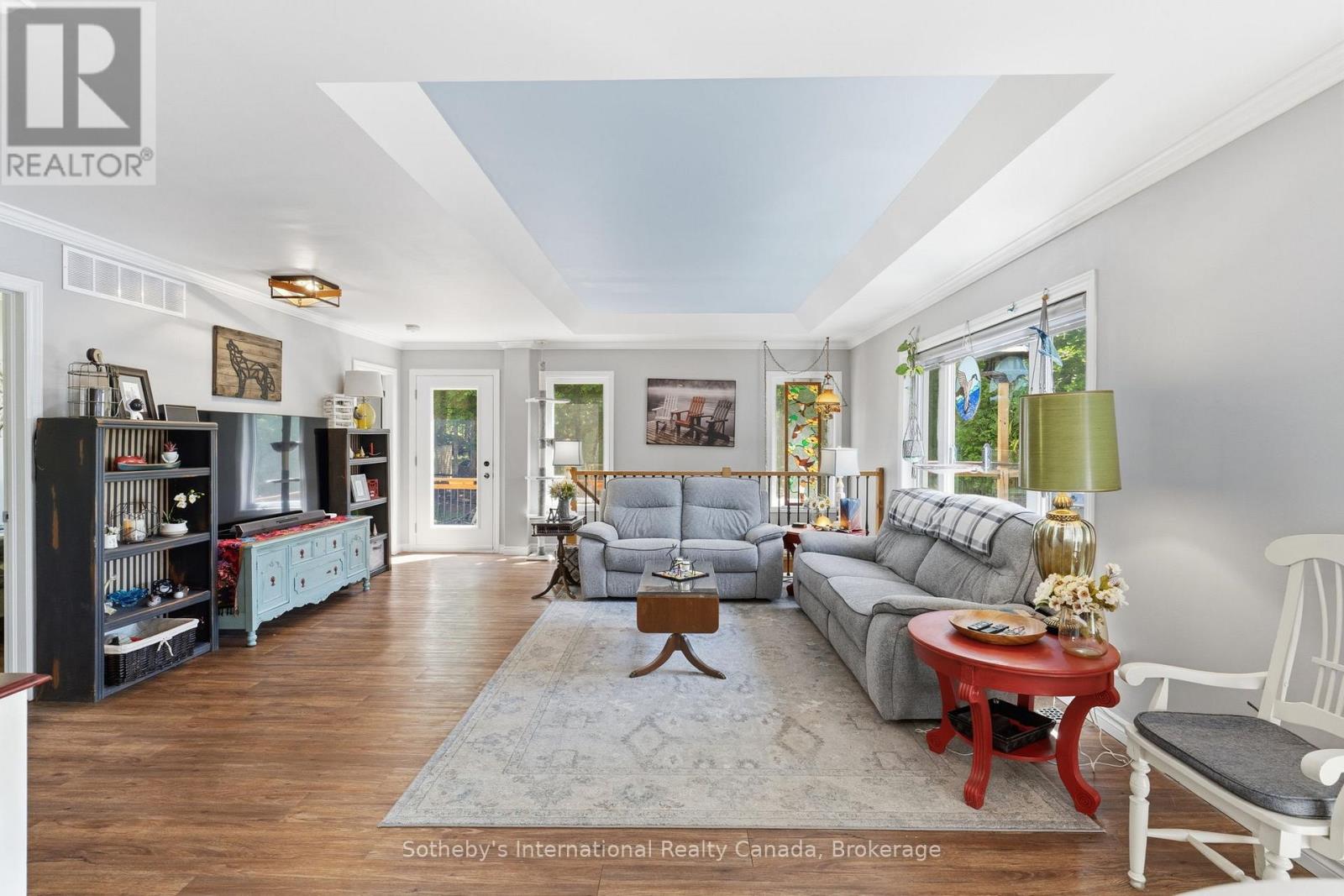 8 LAKEVIEW CRESCENT