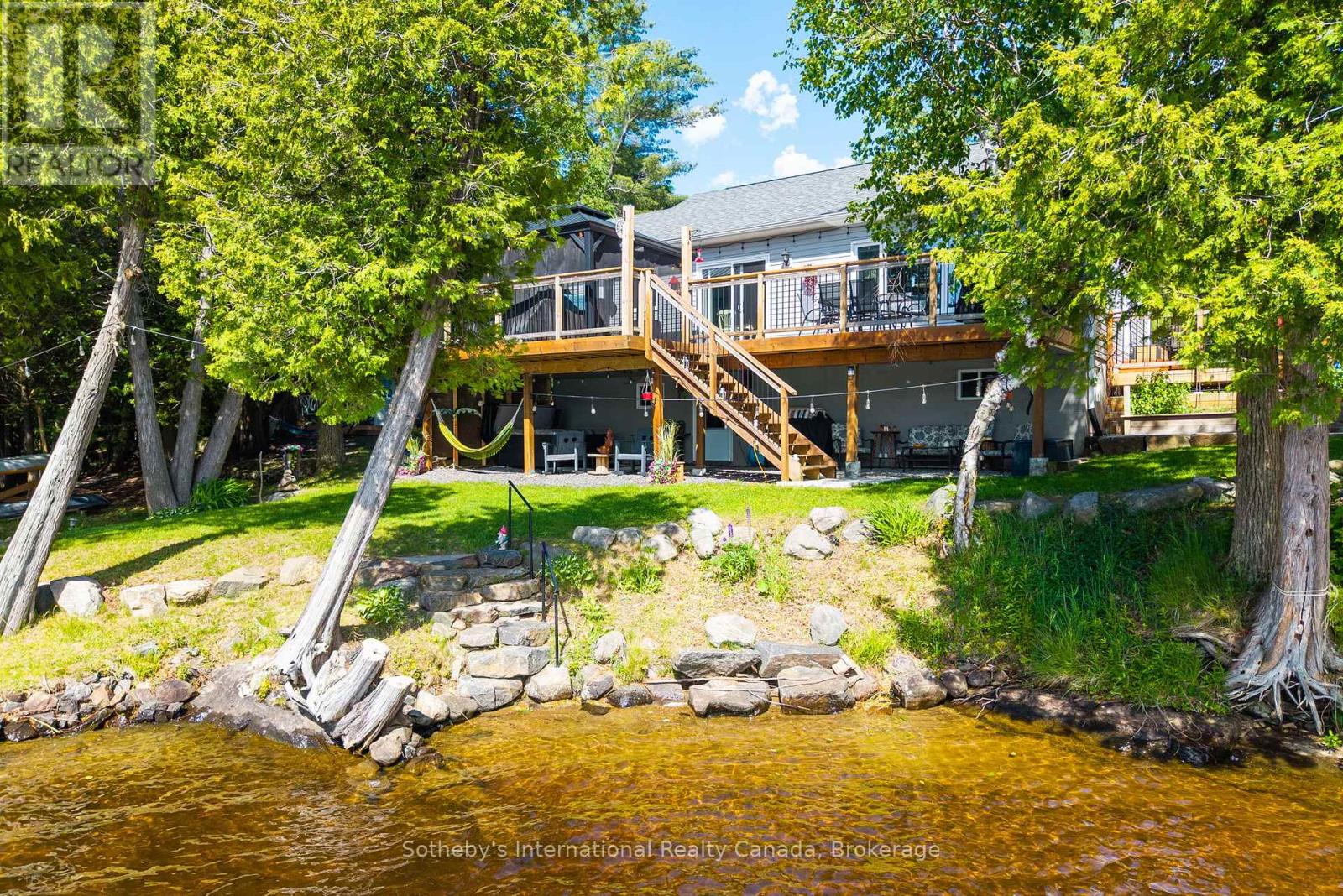 8 LAKEVIEW CRESCENT