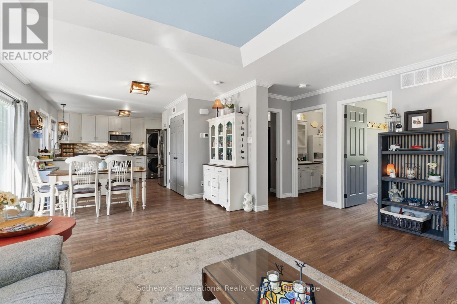 8 LAKEVIEW CRESCENT