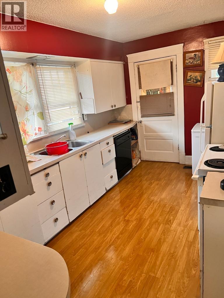 468 Van horne Street