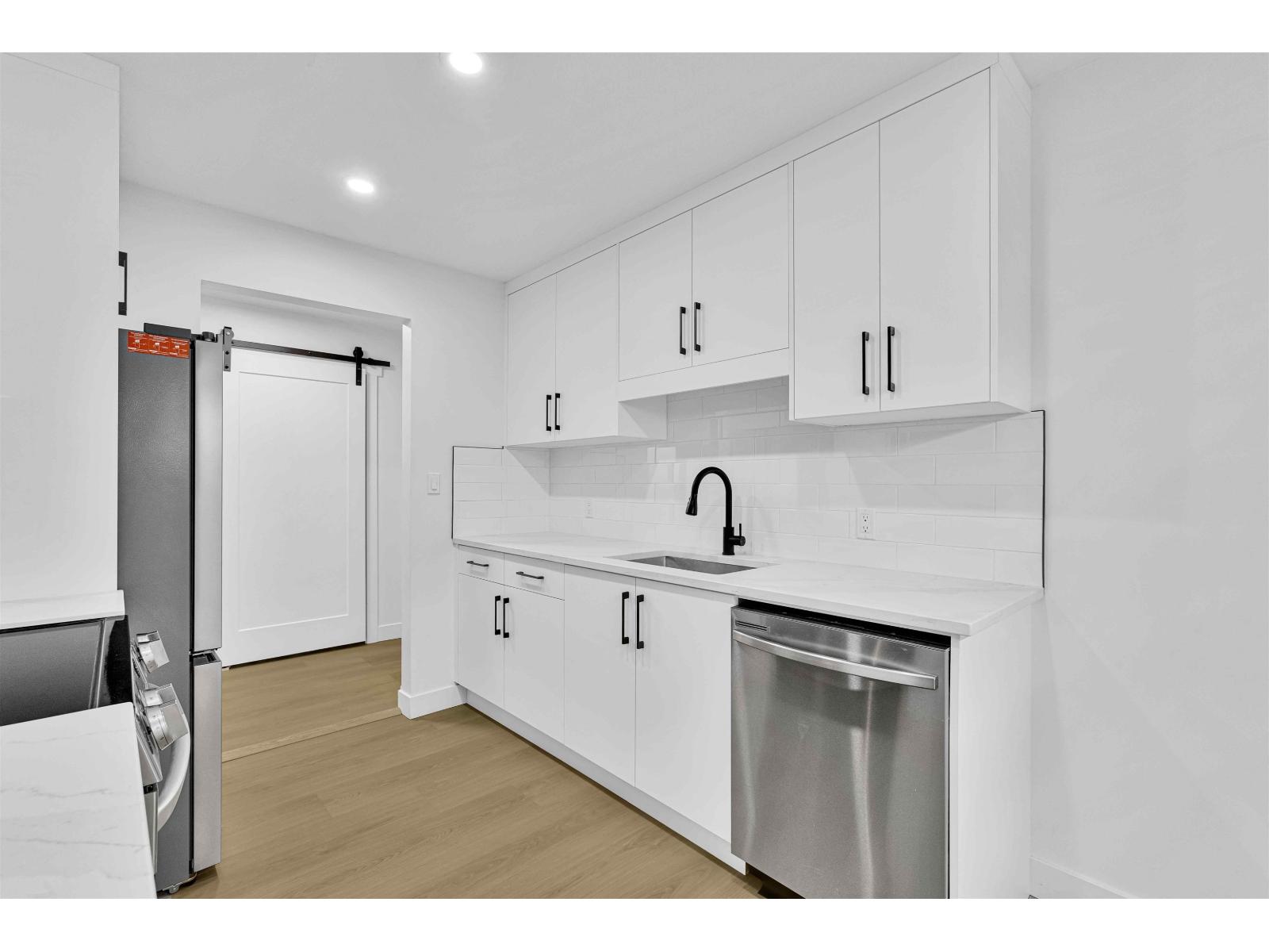 201 2567 VICTORIA STREET