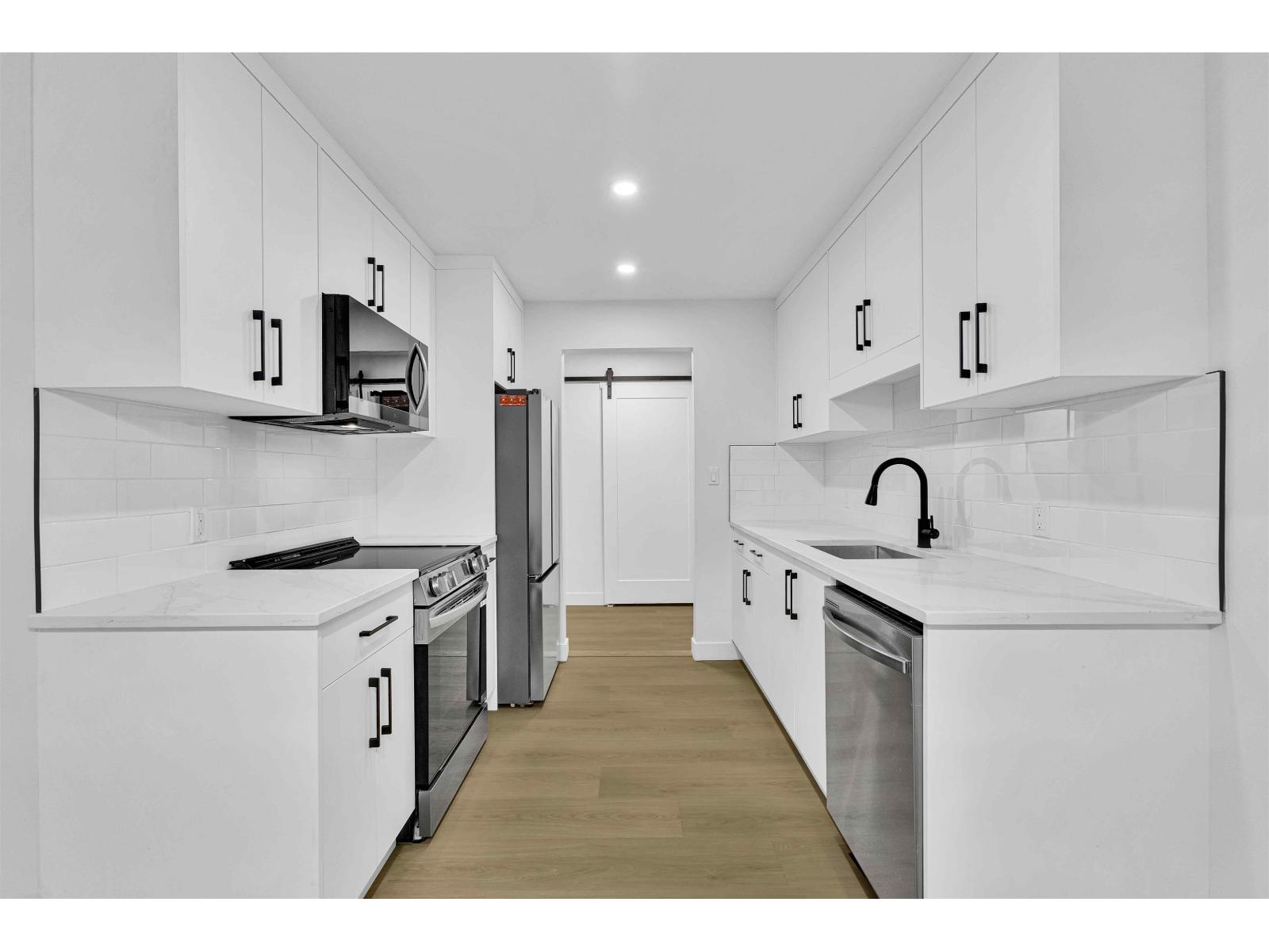 201 2567 VICTORIA STREET