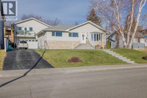 25 Highwood Place NW Calgary AB T2K2B9