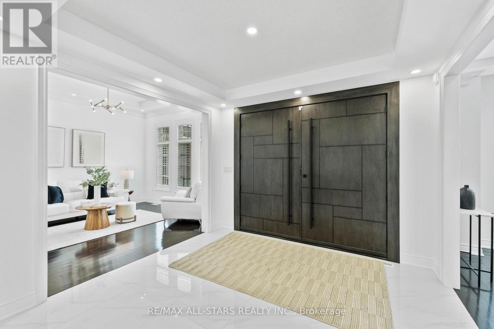 21 COUNTRY CLUB CRESCENT