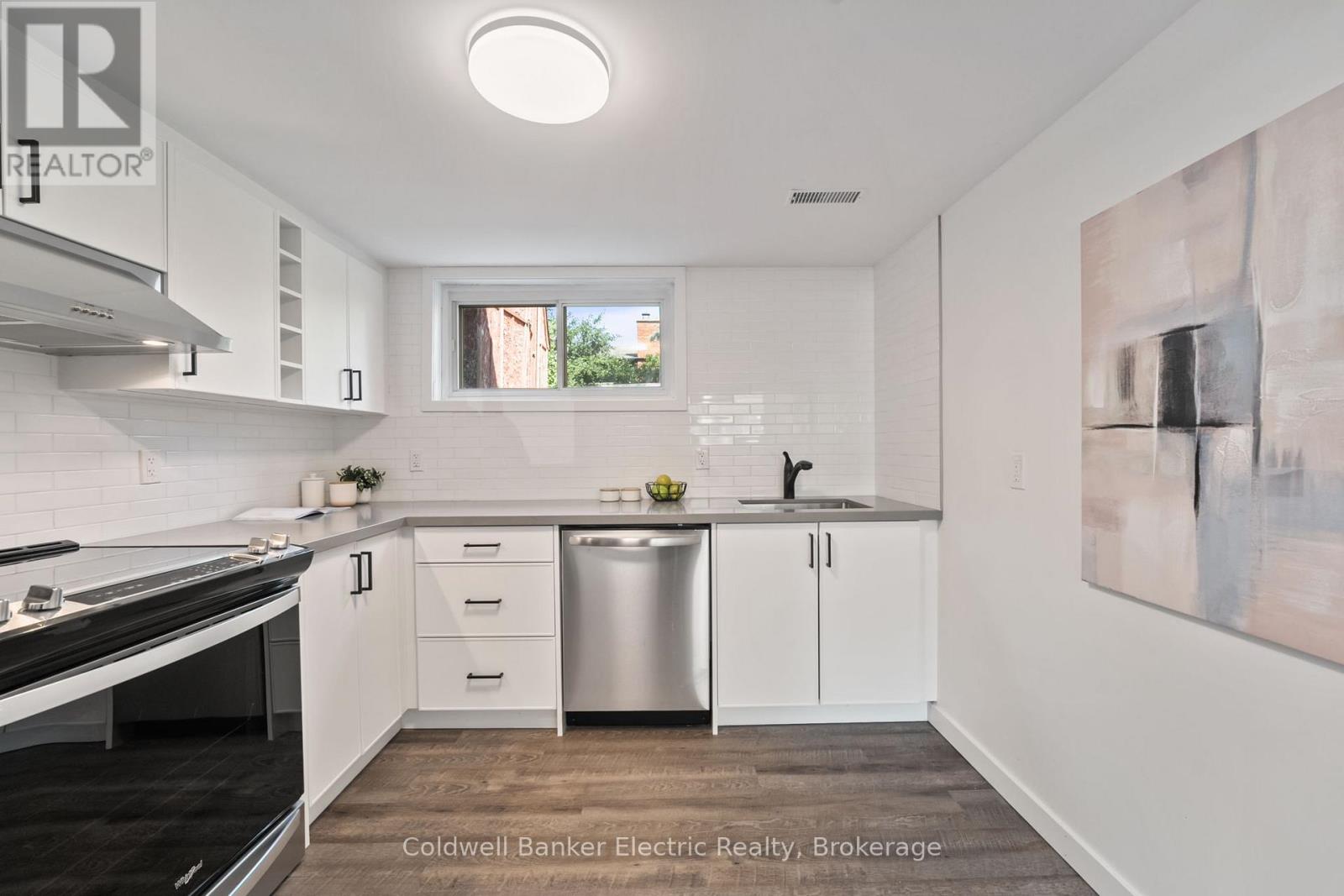 8B POTTINGER STREET