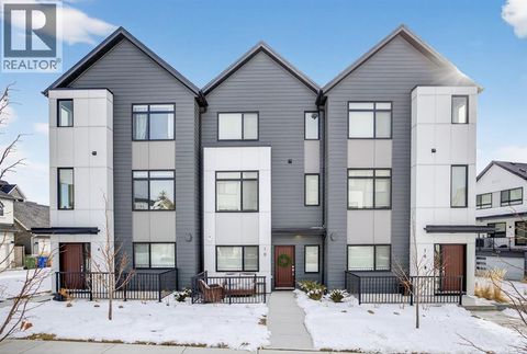10 Currie Walk SW Calgary AB T3E8H6