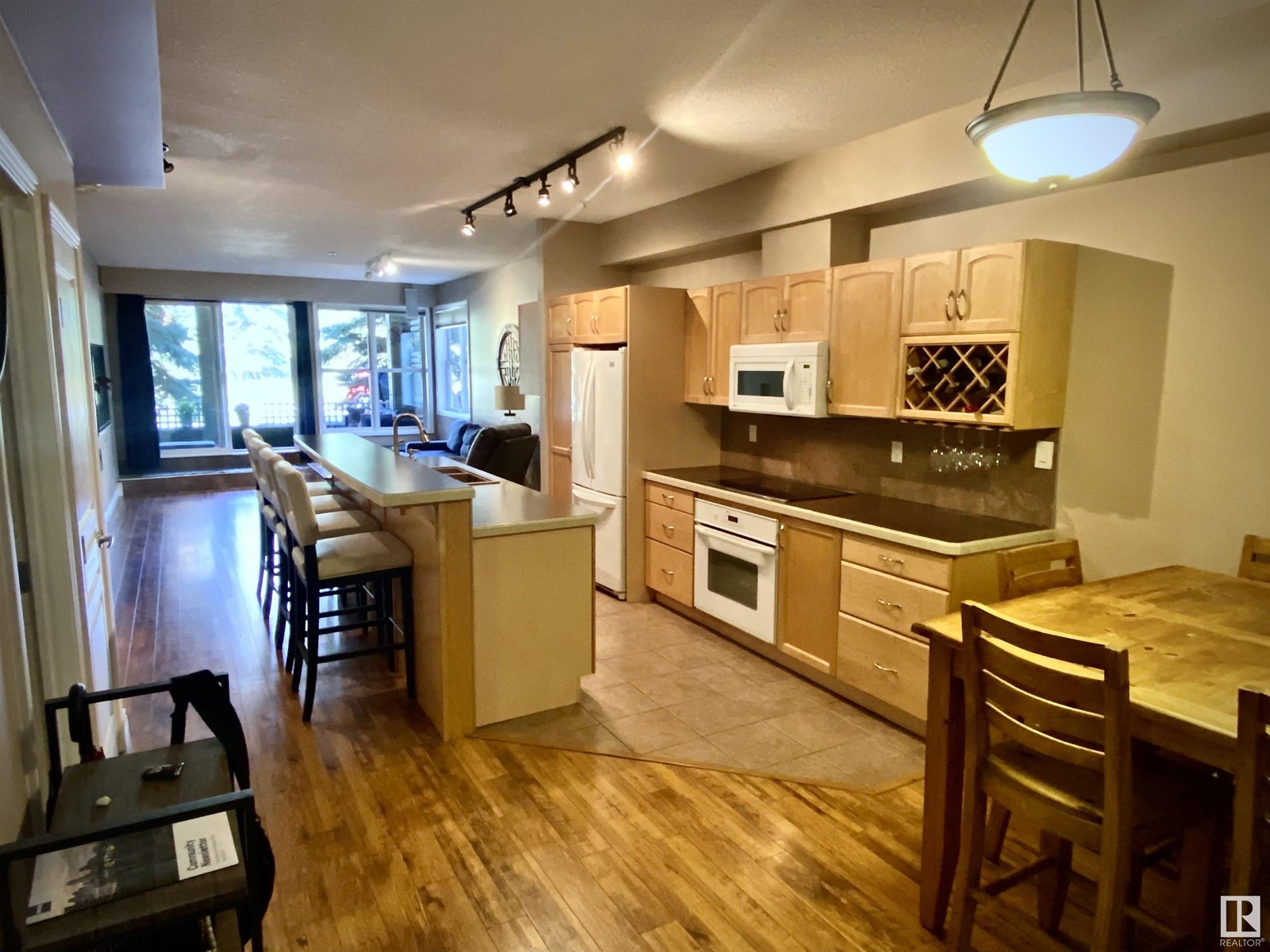 #109 9804 101 ST NW