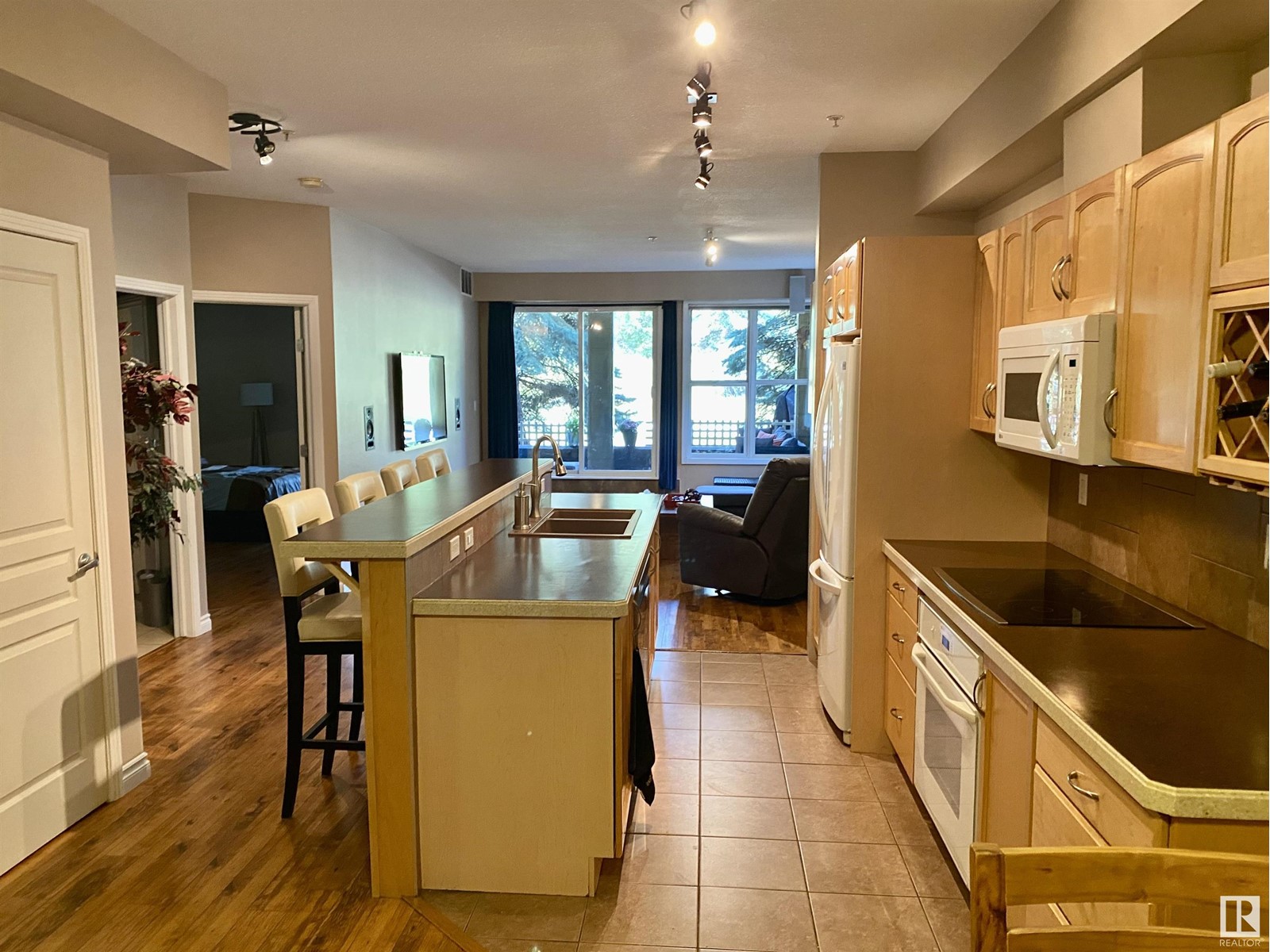 #109 9804 101 ST NW