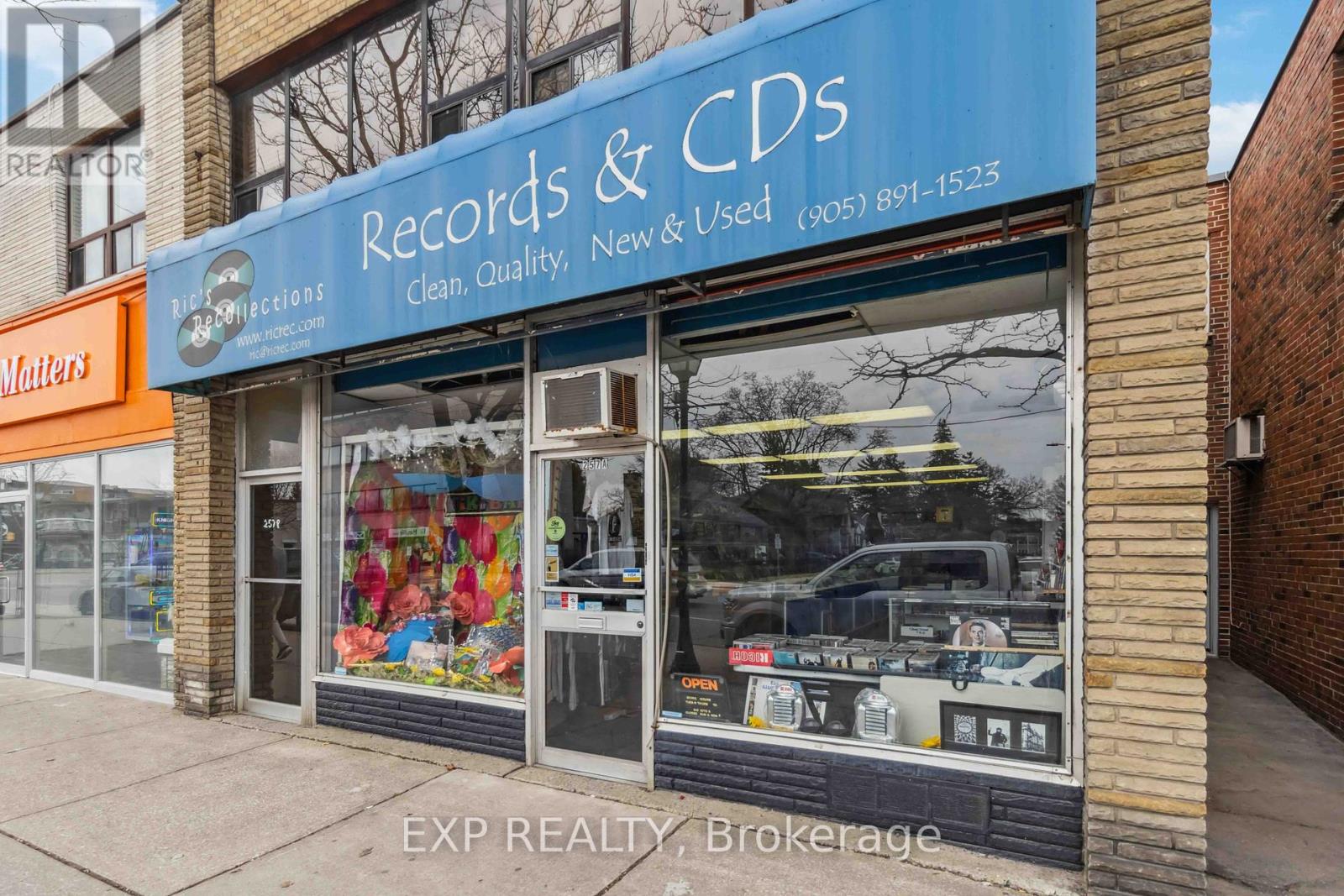 MAIN - 257 LAKESHORE ROAD E