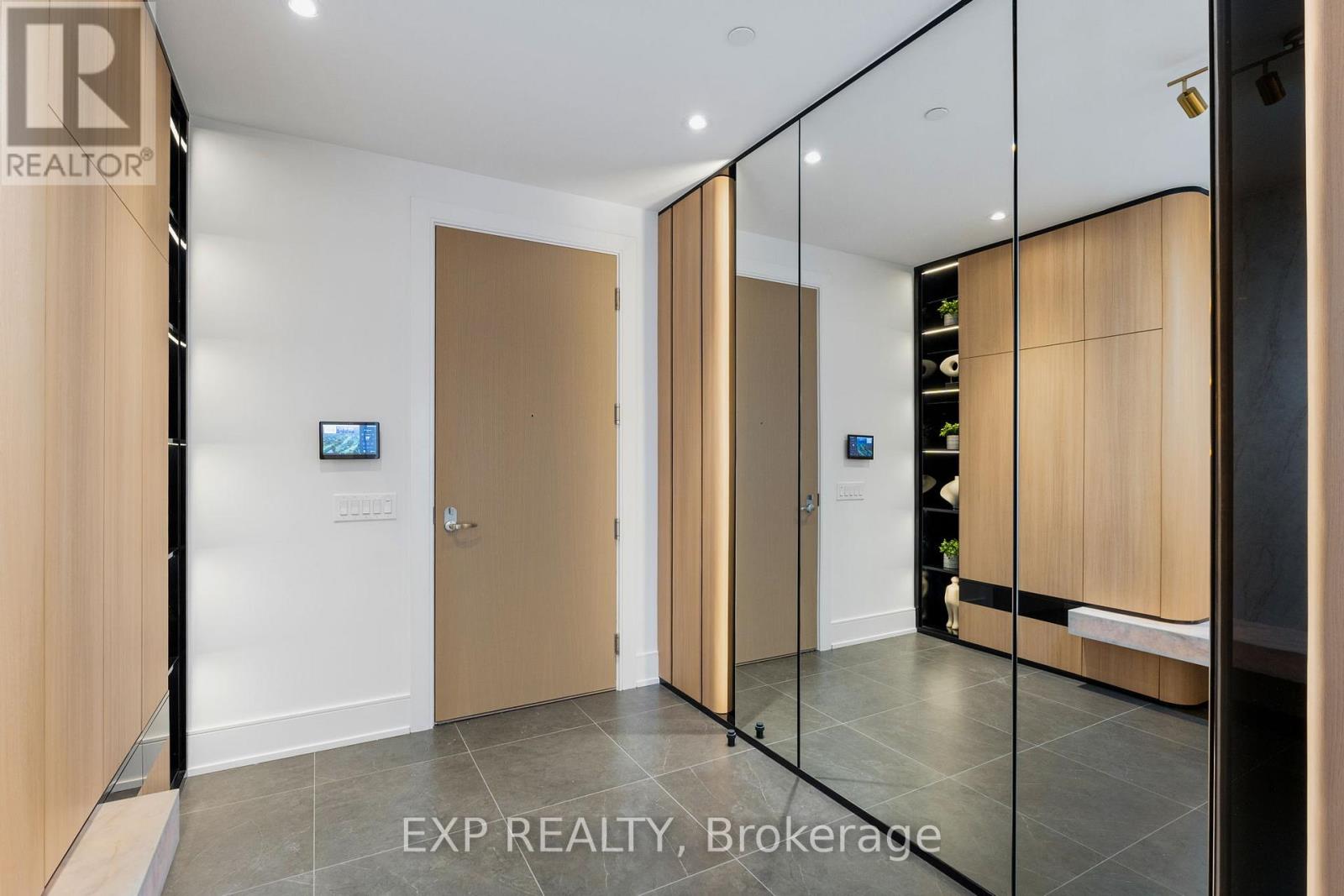 418 - 399 ROYAL ORCHARD BOULEVARD